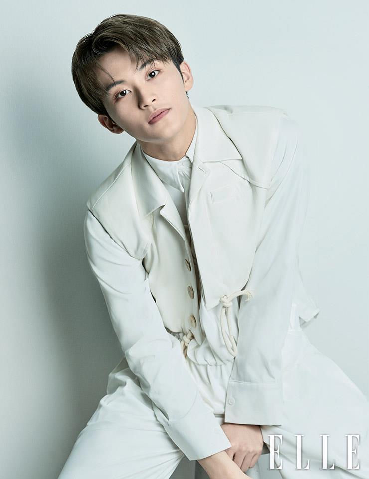 마크가 입은 셔츠와 팬츠는 Nache. 레더 팬츠는 Nueque.