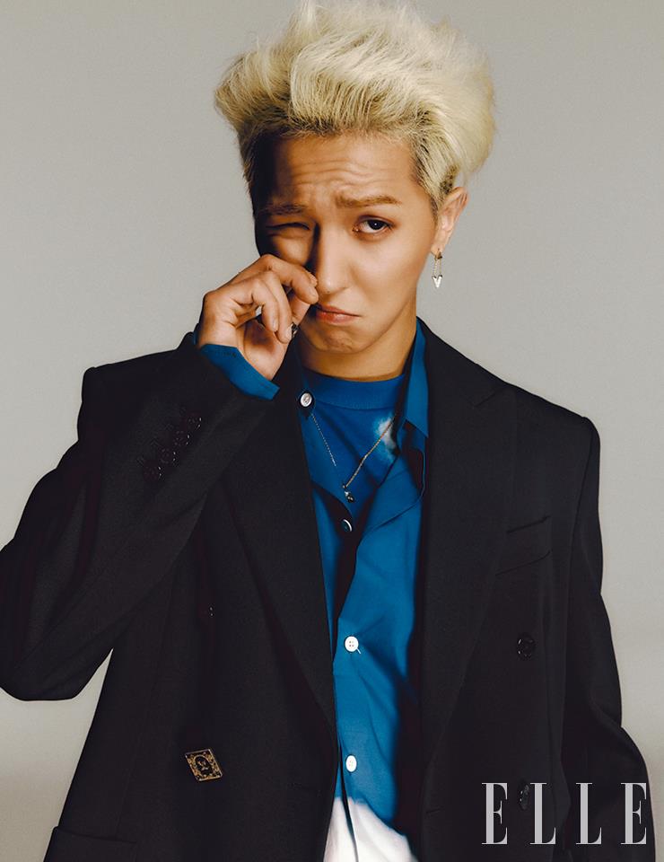 더블 브레스티드 재킷, 구름 프린트 셔츠와 면 티셔츠, 체인 모티프 링은 모두 Louis Vuitton Men’s Collection. 다이아몬드를 세팅한 LV 볼트 파인 주얼리 업사이드 다운 이어링과 옐로 골드 LV 볼트 원 네크리스는 모두 Louis Vuitton.