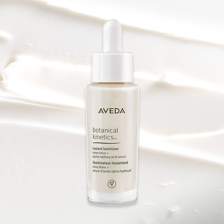 알파히드록시산이 안색을 칙칙하게 만드는 각질을 즉각적으로 제거하고, 스노 연꽃의 줄기세포가 피부 톤을 환하게 가꿔준다. 보태니컬 키네틱스™ 인스턴트 루미나이저, 6만2천원대, Aveda.