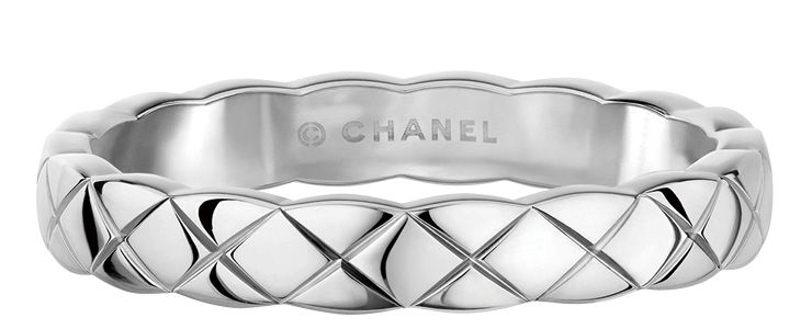 퀼팅 모티프의 화이트골드 코코 크러쉬 링은 가격 미정,  Chanel Fine Jewelry.