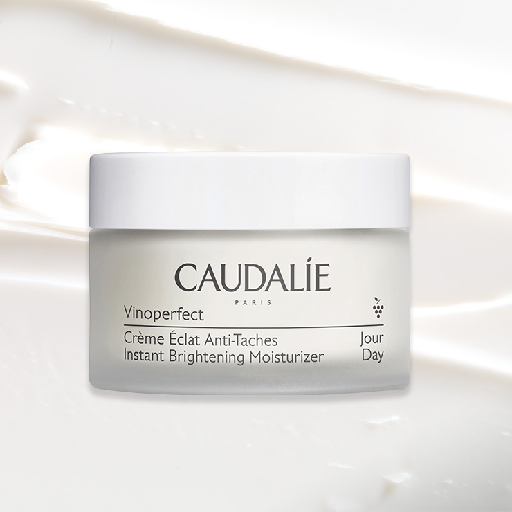 부드러운 젤 텍스처가 피부에 가볍게 스며드는 수분 광채 화이트닝 크림. 비노퍼펙트 인스턴트 브라이트닝 모이스처라이저, 6만2천원, Caudalie.