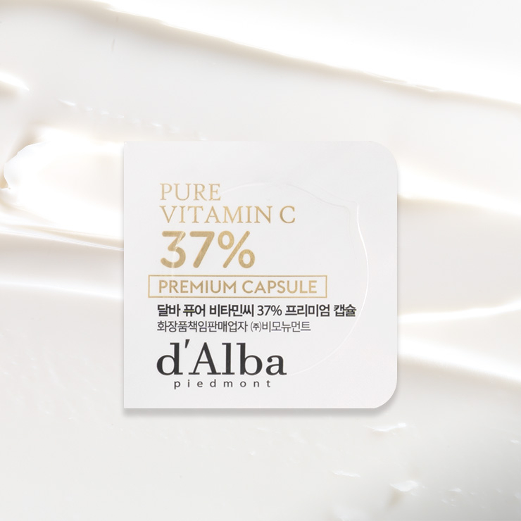 고농축 유효 성분을 피부에 그대로 전달하기 위해 비타민 영양소 파괴를 최소화한 동결 건조 방식을 적용했다. 퓨어 비타민씨 37% 프리미엄 캡슐, 3만6천원, D’Alba.
