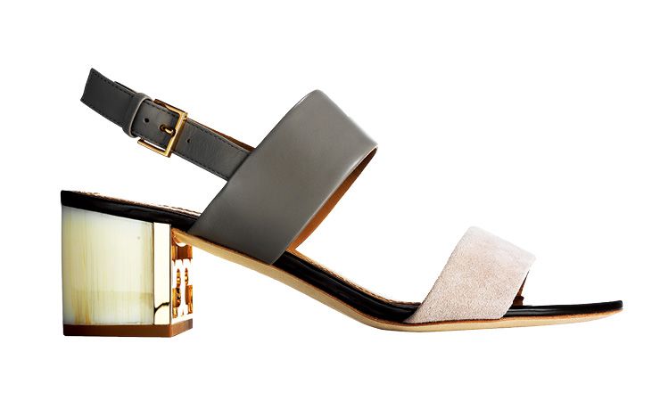힐에 로고를 새긴 샌들은 51만8천원, Tory Burch.