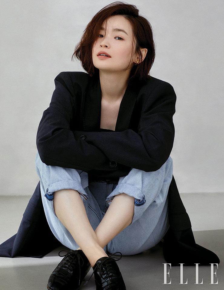 블랙 재킷은 Miss Gee Collection. 슬리브리스 톱은 Unnormal. 데님 팬츠는 System. 레이스업 슈즈는 Rachel Cox. 골드 이어 커프는 En Ce Moment.