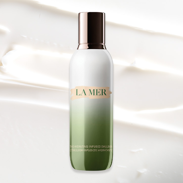 켈프와 소이를 함유한 마이크로 밀크가 피부 속 깊은 곳까지 수분을 꽉 채운다. 라이트한 제형이 피부에 빠르게 흡수돼 끈적이지 않는다. 하이드레이팅 인퓨즈드 에멀전, 34만원대, La Mer.