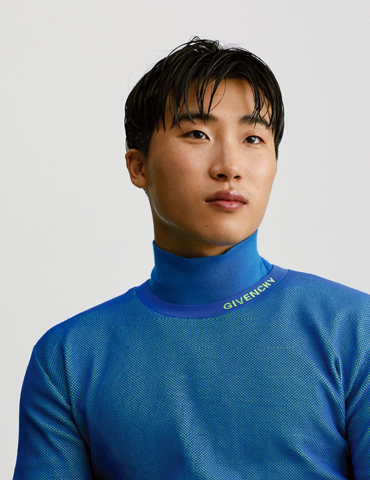 레이어드로 연출한 블루 컬러 톱은 Givenchy.