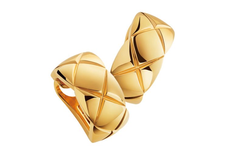 퀼팅 모티프의 옐로골드 이어링은 가격 미정,  Chanel Fine Jewelry.