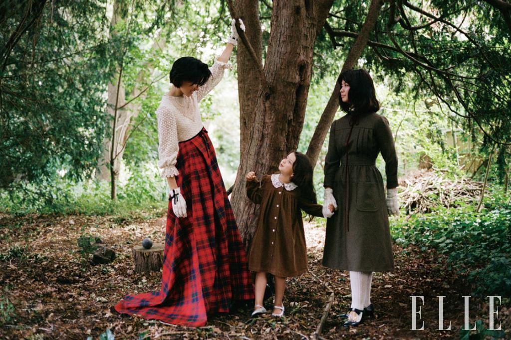 소노야가 입은 빈티지 무드의 드레스는 5300파운드, 장갑은 260파운드, 모두 Gucci. 아마야가 입은 레이스 칼라 원피스는 60파운드, Little Cotton Clothes. 슈즈는 360파운드, Baby Dior. 미야가 입은 모직 드레스는 1750파운드, 슈즈는 970파운드, 니트 장갑은 225파운드, 타이츠는 260파운드, 모두 Gucci.