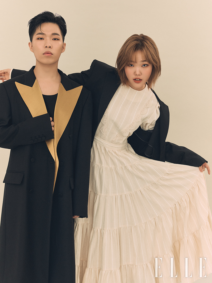 찬혁이 입은 골드 라펠의 블랙 코트는 Kimseoryong. 티셔츠와 팬츠는 스타일리스트 소장품. 수현이 입은 화이트 원피스와 블랙 블레이저는 Midnight Circus.