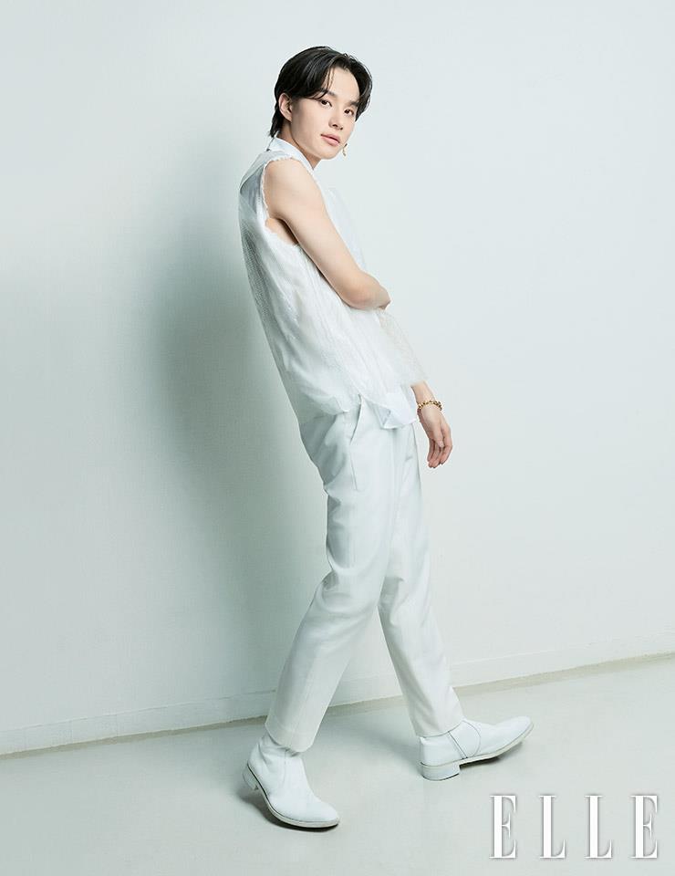 정우가 입은 셔츠는 Saint Lauren by Anthony Vaccarello. 조끼는 Boter. 귀걸이와 팔찌는 Portrait Report.