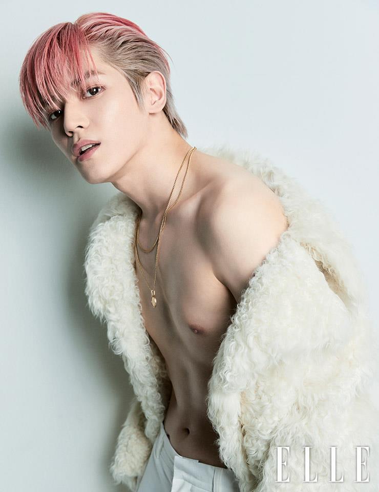태용이 입은 퍼 코트는 Kimseryong Homme. 목걸이는 Portrait Report.