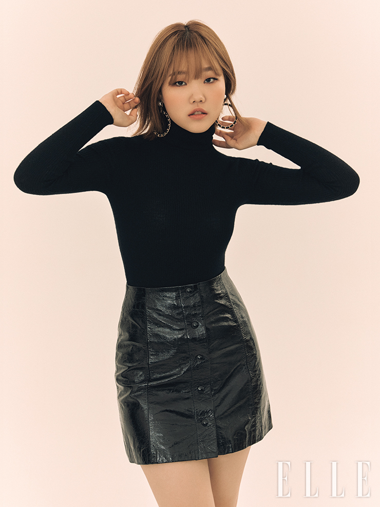 블랙 레더 미니스커트는 8 by Yoox. 터틀넥 니트와 이어링은 스타일리스트 소장품.