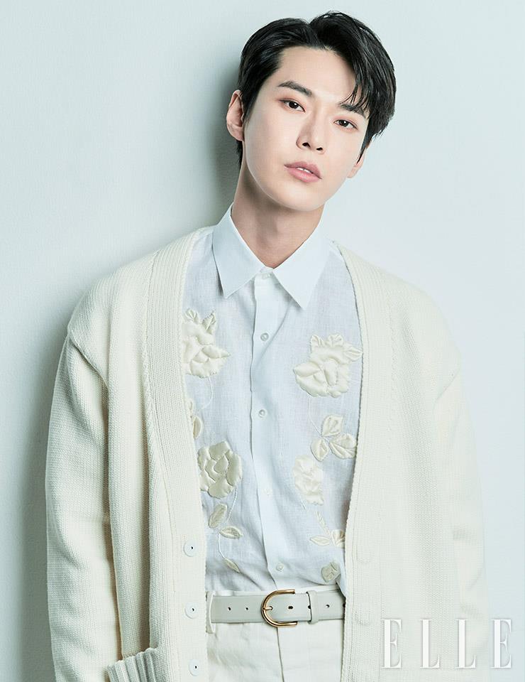 도영이 입은 셔츠와 카디건, 팬츠는 모두 Fendi.