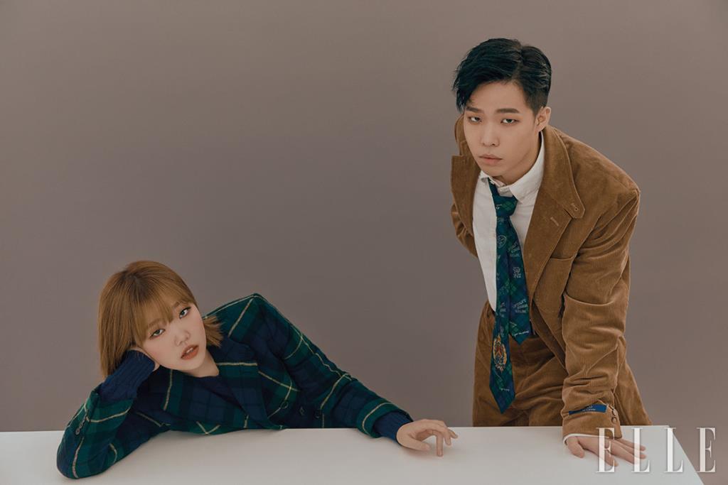 수현이 입은 니트 스웨터와 체크 재킷, 스커트 모두 Polo Ralph Lauren. 찬혁이 입은 화이트 셔츠와 체크 넥타이, 브라운 재킷, 팬츠는 모두 Polo Ralph Lauren.