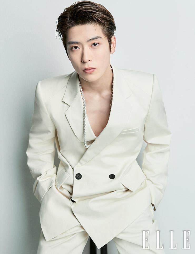 재현이 입은 재킷과 팬츠는 Wooyoungmi. 목걸이는 Once-in-a-lifetime.