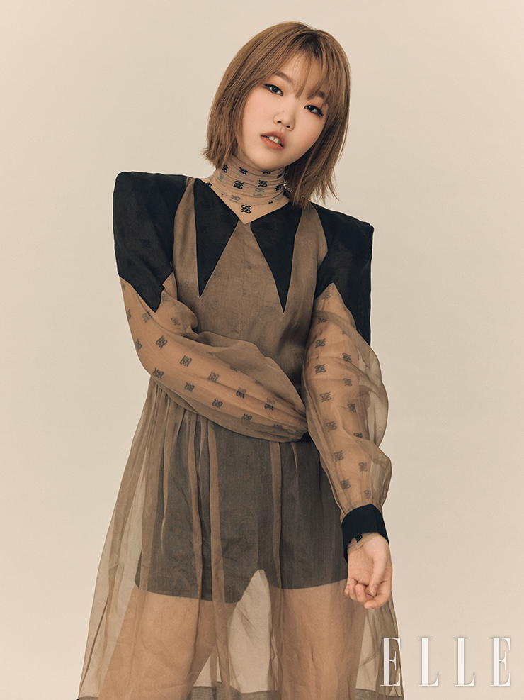 시스루 원피스와 로고 보디수트는 Fendi. 블랙 이너 톱과 팬츠는 Miu Miu.