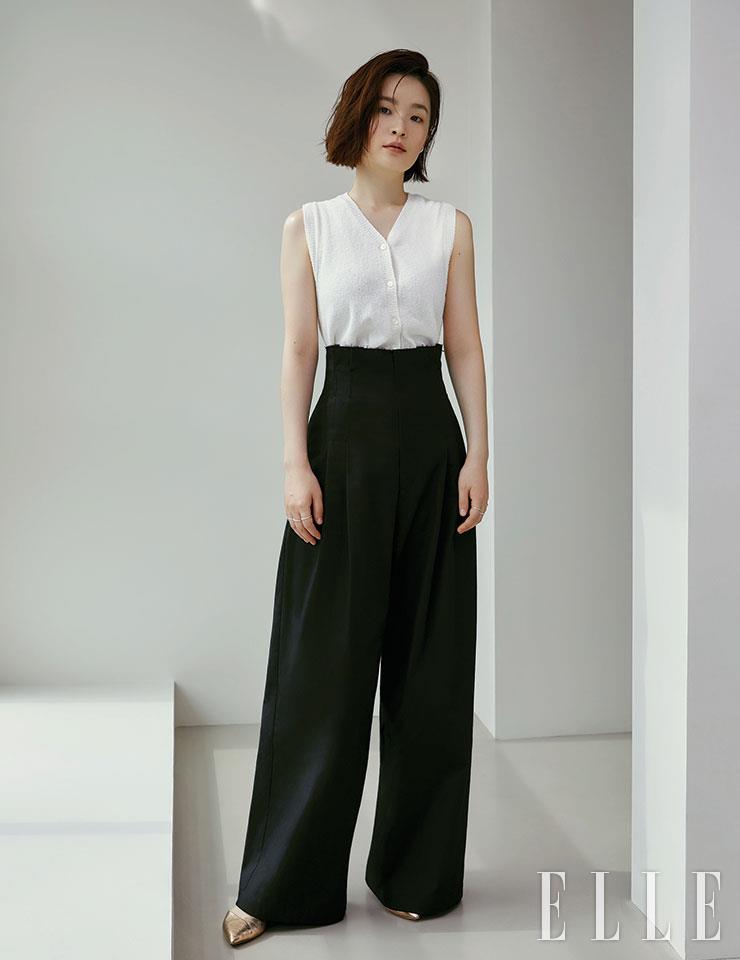 니트 톱은 Assist. 하이웨이스트 와이드 팬츠는 Etech. 플랫 슈즈는 Repetto. 이어 커프와 링은 모두 En Ce Moment.