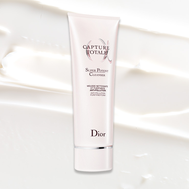론고자 씨앗 추출물과 모링가 추출물을 함유해 세안 후에도 건조하거나 땅기는 느낌이 없다. 캡춰 토탈 젠틀 클렌저, 7만8천원대, Dior.