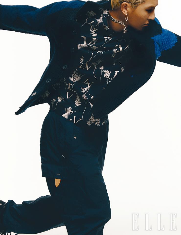 벌키한 니트 카디건과 로고 프린트 셔츠, 카고 팬츠, 체인 네크리스는 모두 Louis Vuitton Men’s Collection. 다이아몬드를 세팅한 LV 볼트 파인 주얼리 업사이드 다운 이어링은 Louis Vuitton.