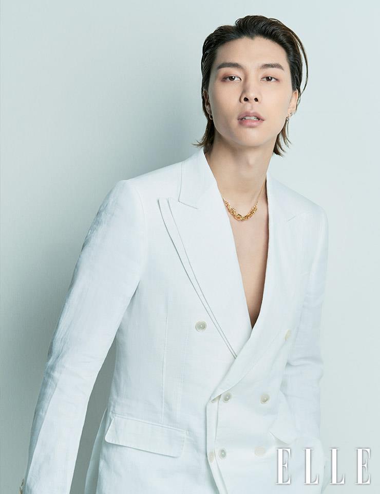 쟈니가 입은 재킷은 Dolce&Gabbana. 목걸이는 Portrait Report.