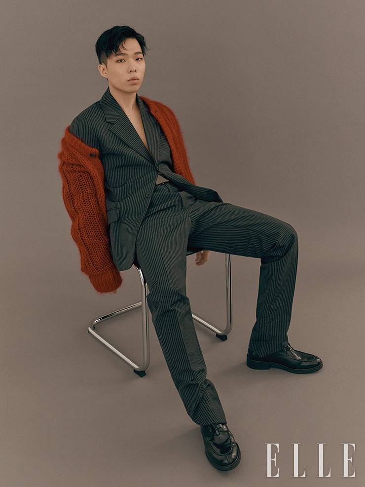 핀스트라이프 수트 재킷과 팬츠, 카디건, 벨트는 모두 Prada. 슈즈는 Bananafit.