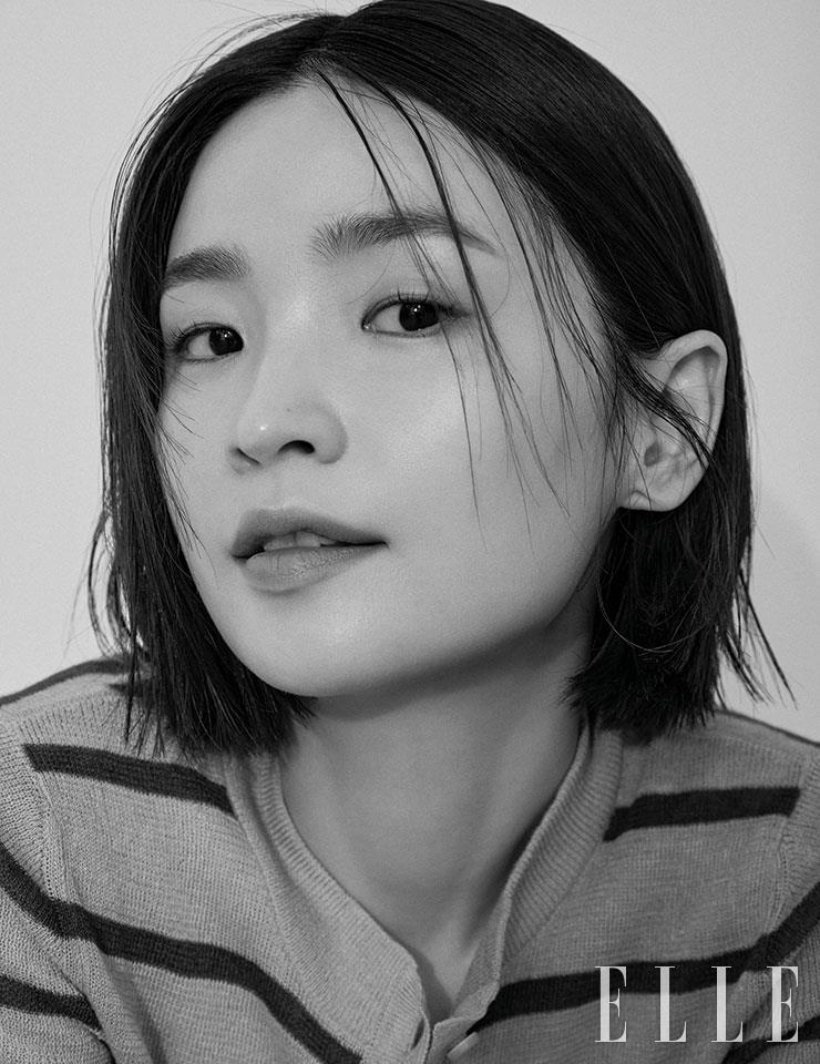 스트라이프 니트 톱은 Miu Miu.