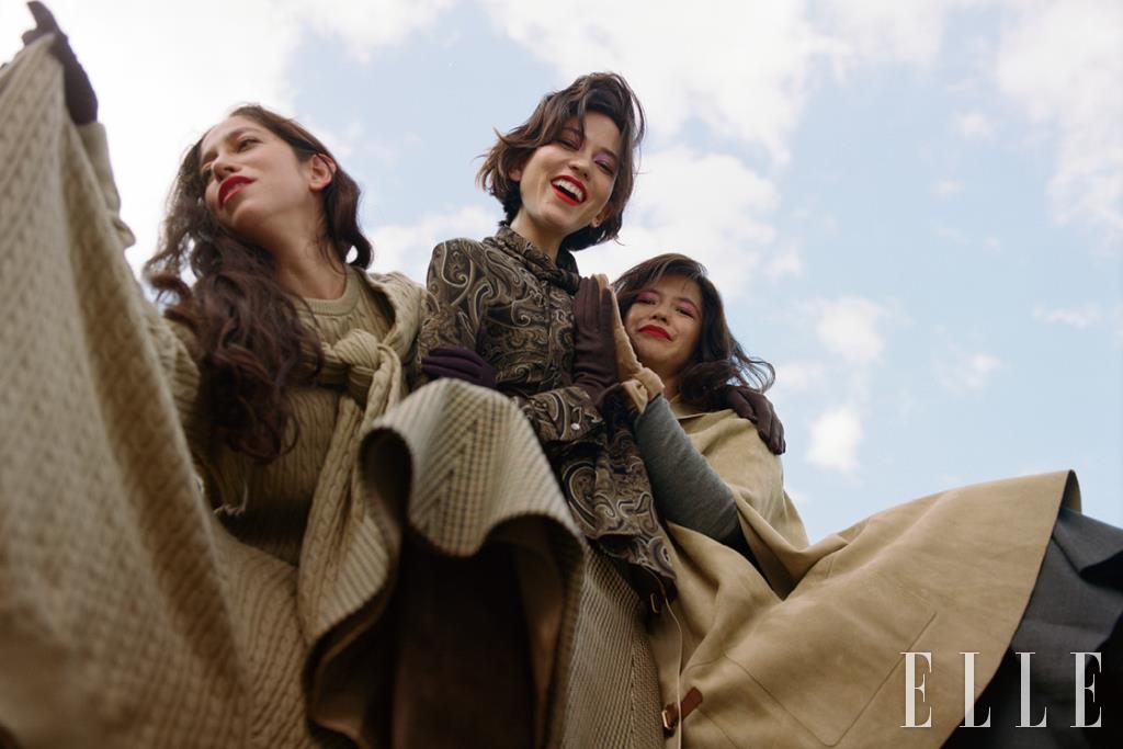 마리야가 입은 니트 드레스는 1880파운드, 소노야가 입은 블라우스는 760파운드, 체크 스커트는 1000파운드, 모두 Michael Kors Collection. 장갑은 80파운드, Cornelia James. 미야가 입은 케이프 코트는 3990파운드, 팬츠는 890파운드, 모두 Michael Kors Collection.