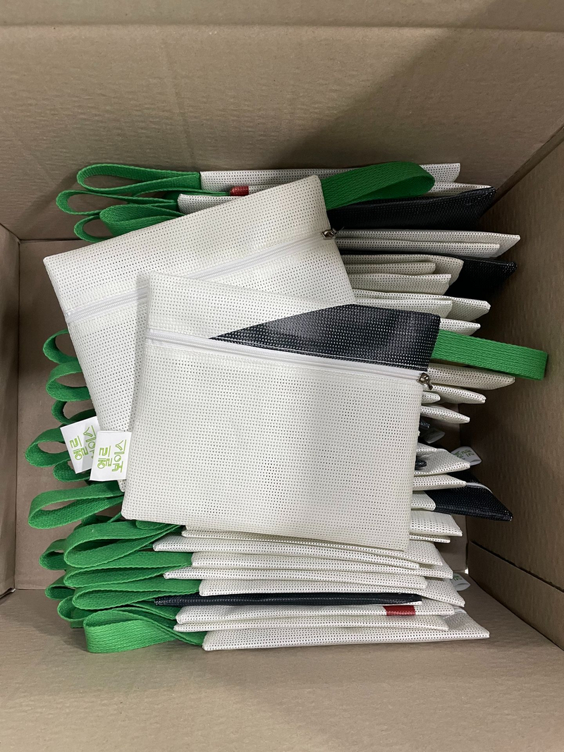 엘르 30주년 현수막을 업사이클링한 파우치