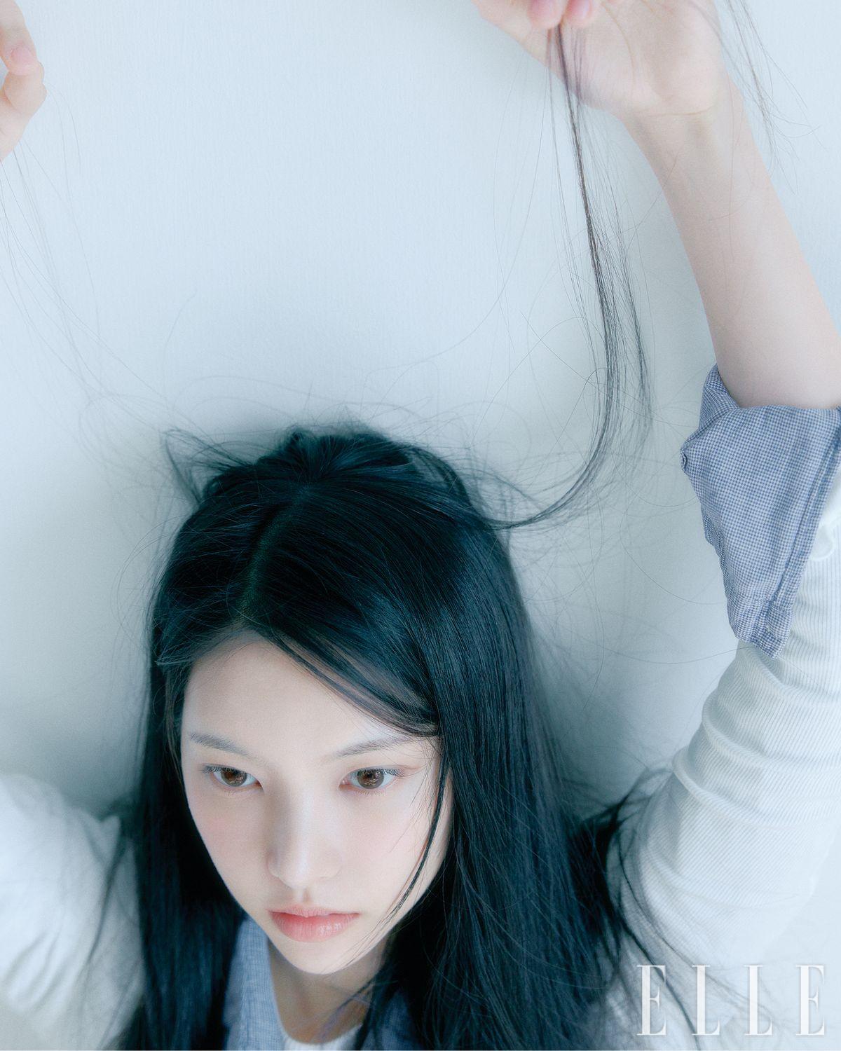 티셔츠는 S/E/O. 레이어드한 셔츠는 스타일리스트 소장품. 