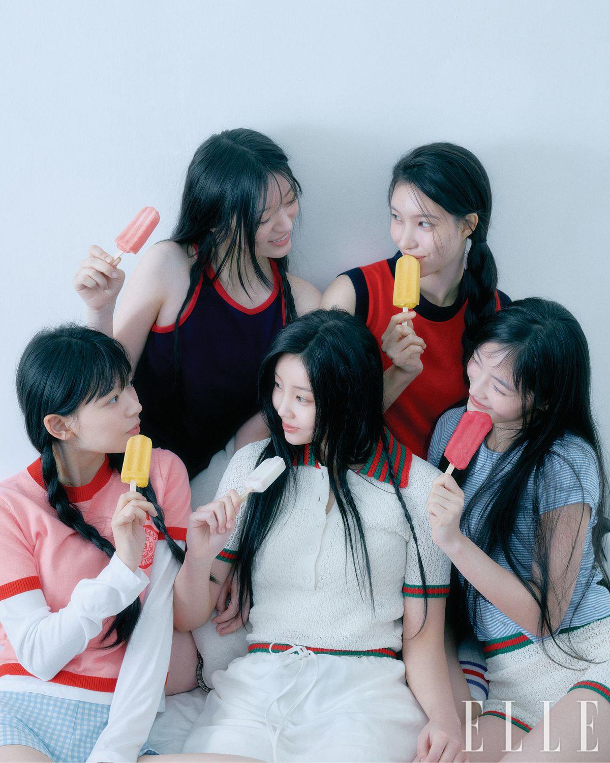 민주가 입은 슬리브리스는 EENK. 윤아가 입은 톱은 Gucci by Yoox. 모카가 입은 티셔츠는 Tommy Hilfiger. 레이어드한 티셔츠는 2000 Archives. 쇼츠는 스타일리스트 소장품. 원희가 입은 톱은 Gucci. 스커트는 Glowny. 이로하가 입은 티셔츠는 스타일리스트 소장품. 쇼츠는 Gucci.