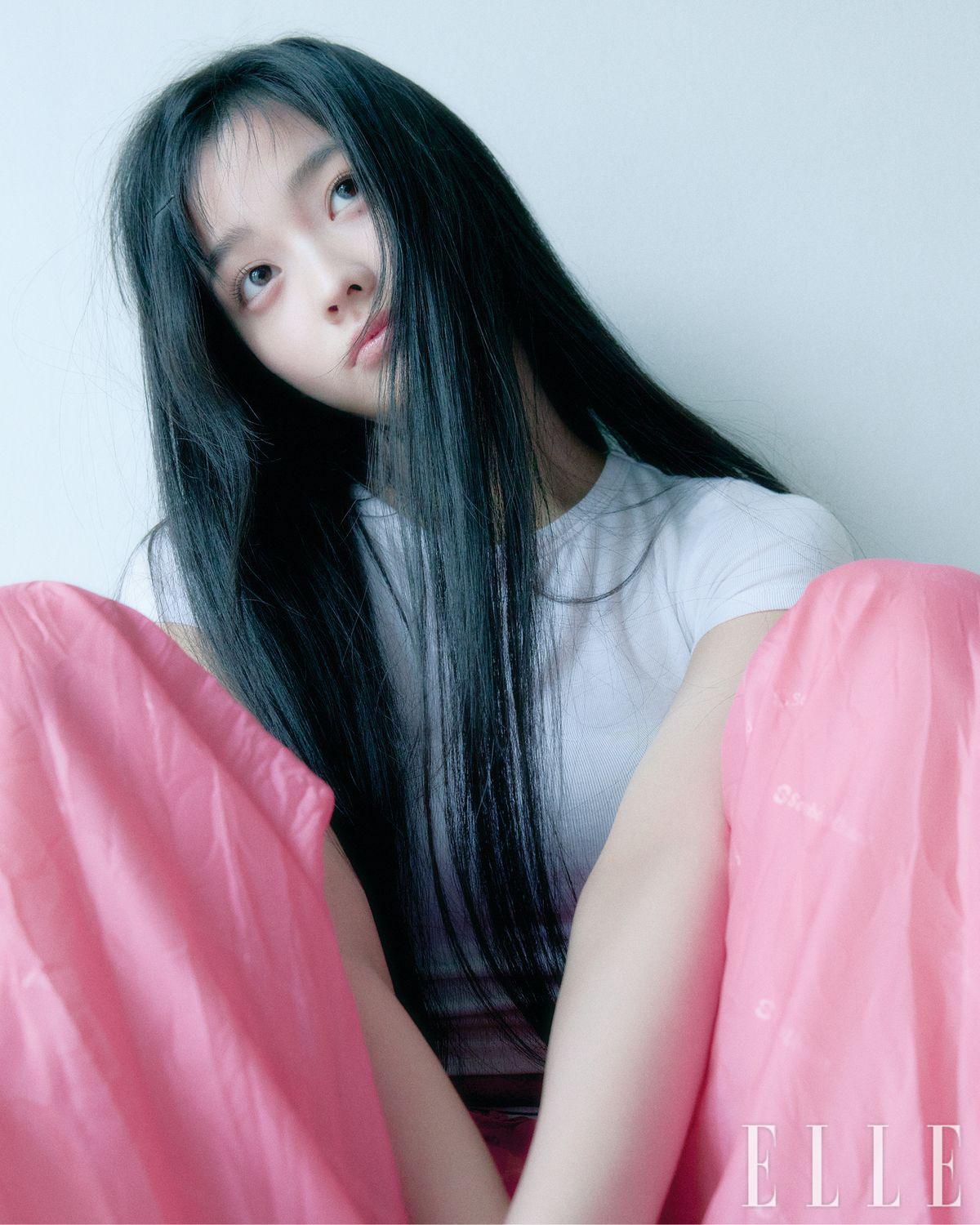 화이트 티셔츠는 스타일리스트 소장품. 팬츠는 S/E/O. 
