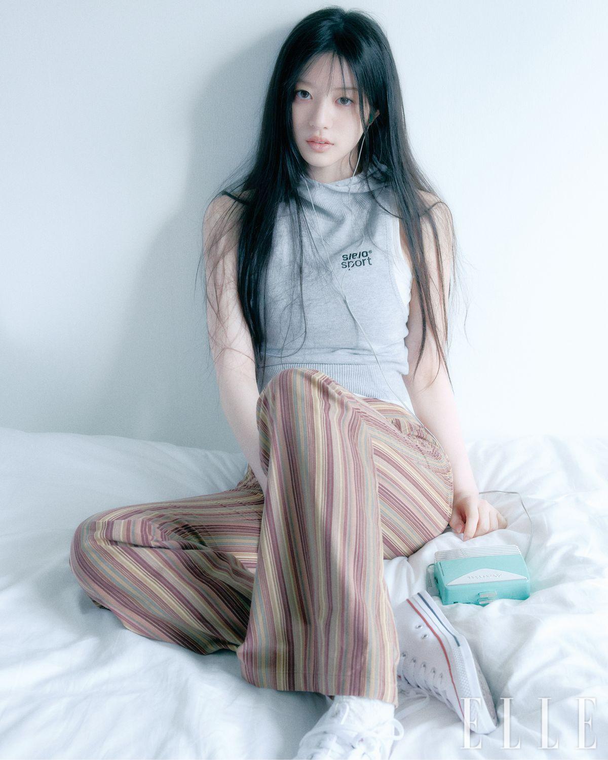 후드 디테일의 슬리브리스는 S/E/O. 팬츠는 Nuuanu. 슈즈는 Converse.