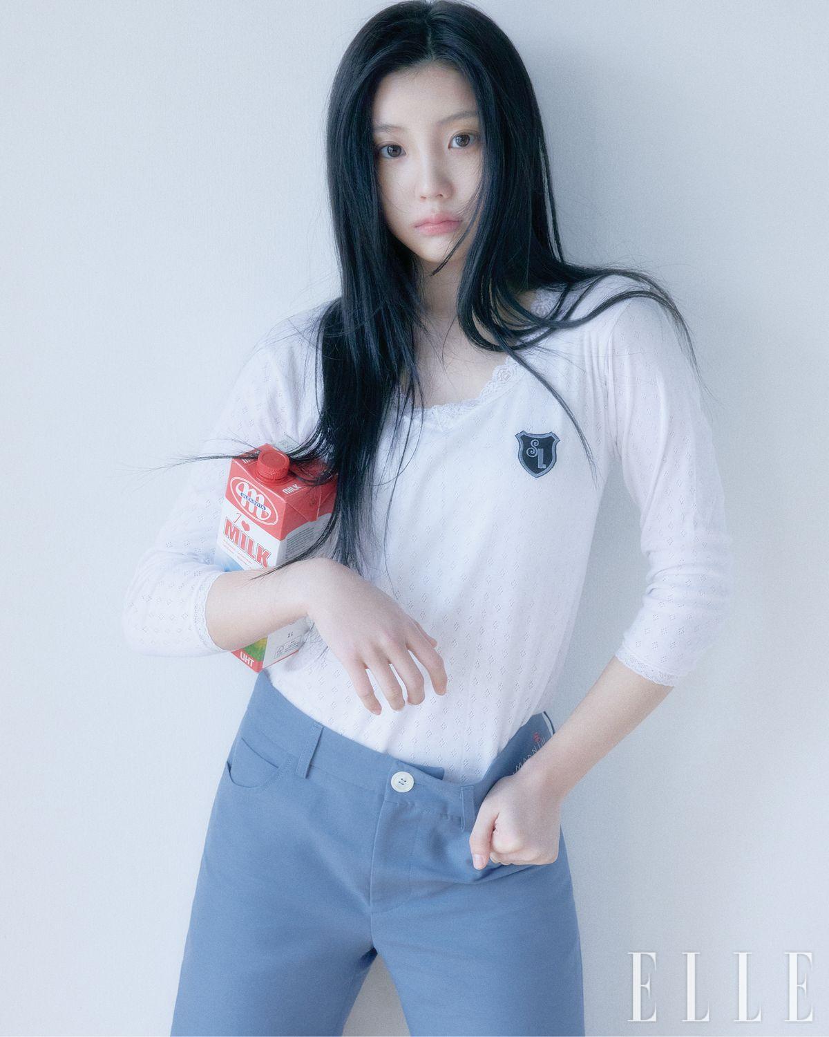 레이스 디테일의 티셔츠는 Shalom. 팬츠는 Marni.