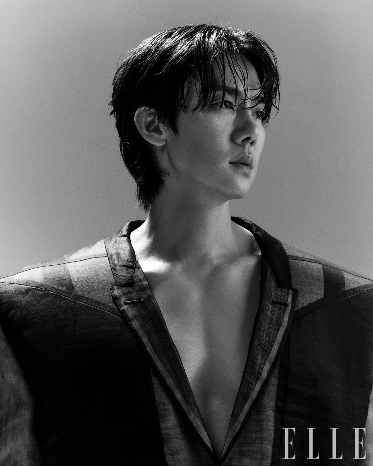 코트는 Rick Owens.