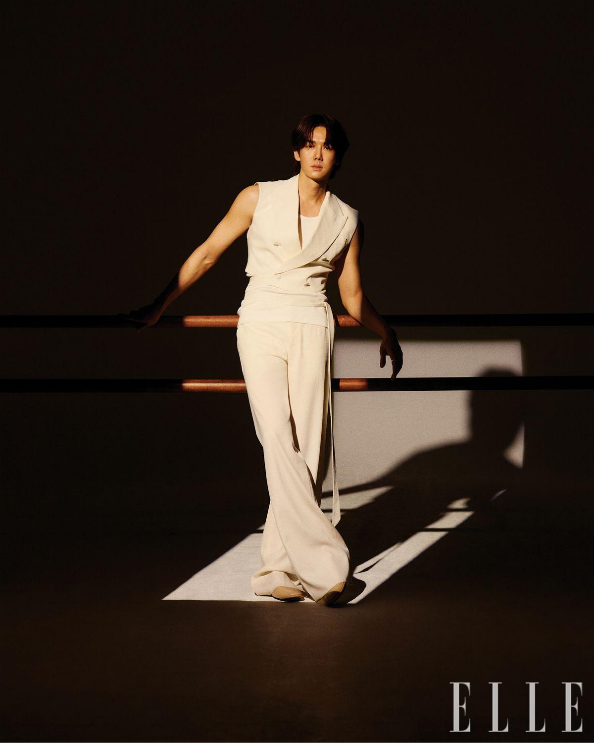 베스트와 슬리브리스, 팬츠, 슈즈, 링은 모두 Dolce & Gabbana.
