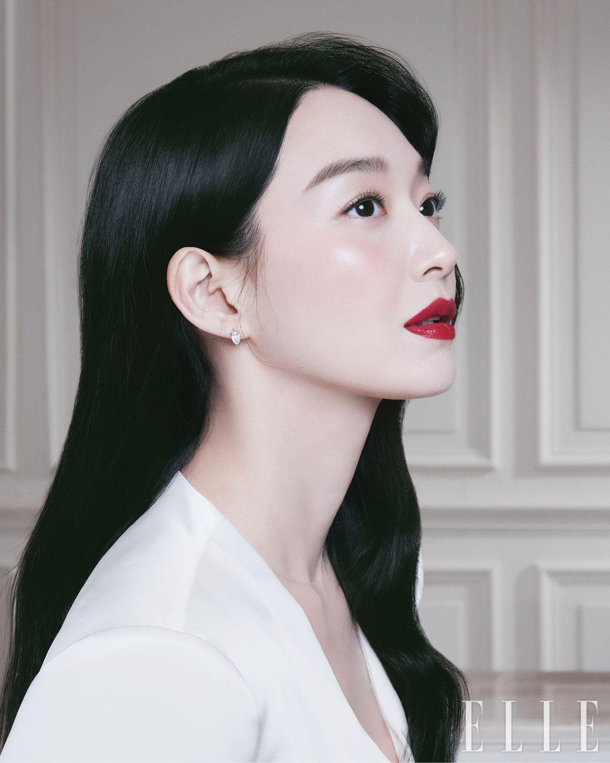 화이트 실크 브이넥 드레스는 Isabel Sanchis by Bridal kong.