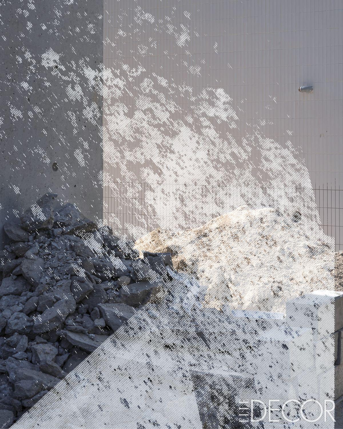 신축 건물 타일 외벽 위에 공사 중 사진을 겹친 ‘Specter Workroom 10 3433’(2023), Silkscreen on Pigment Print.