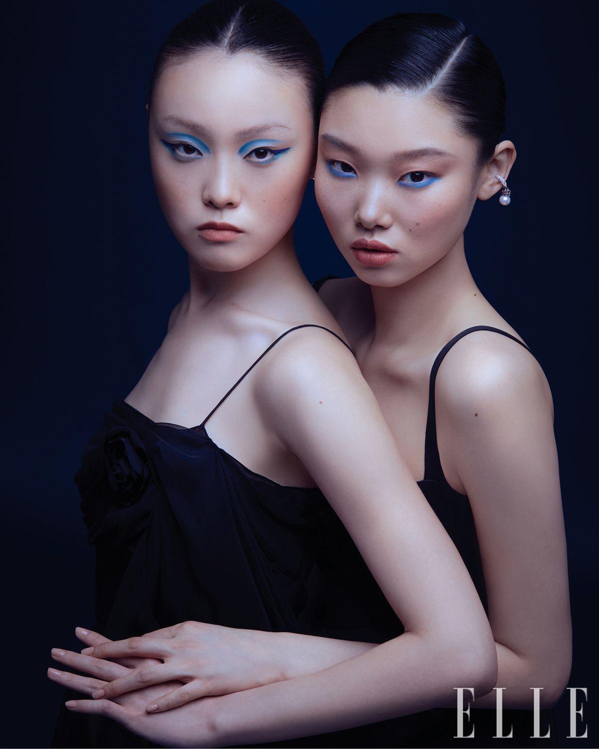 수아가 입은 블랙 시스루 드레스는 Givenchy. 윤영이 착용한 블랙 드레스는 Gabriela Hearst. 진주 장식의 이어 커프는 Givenchy.