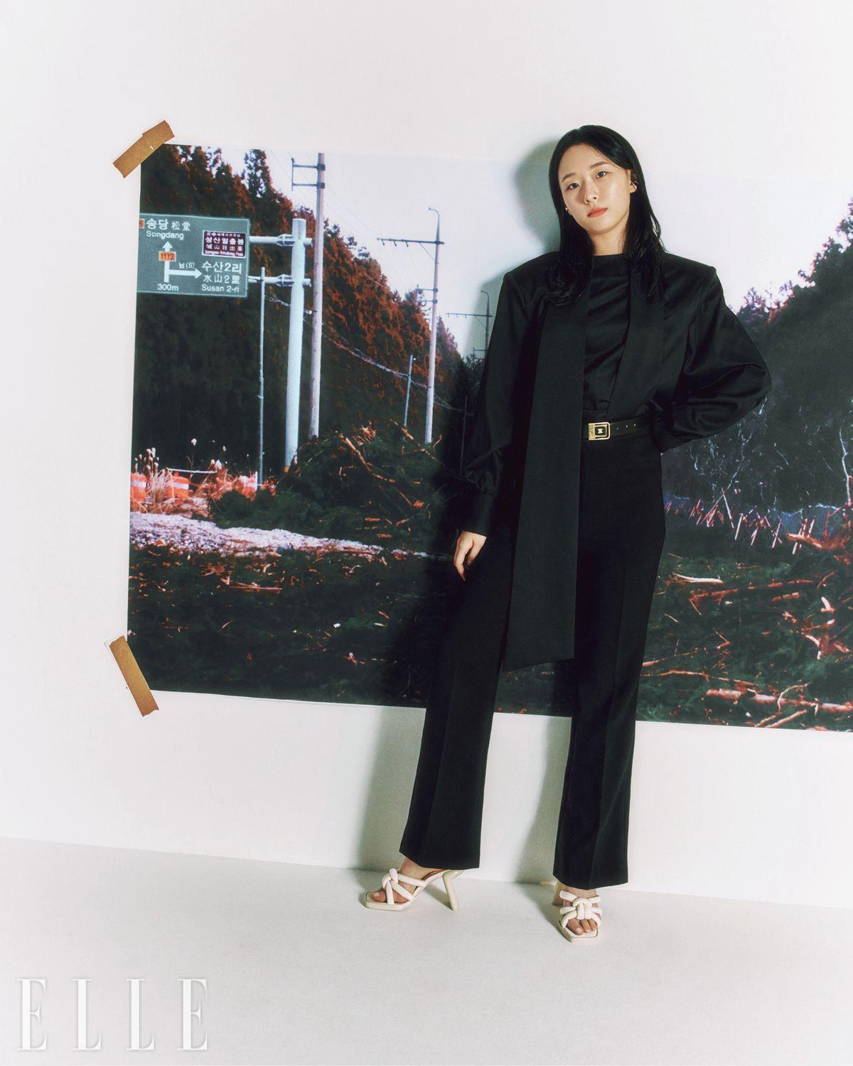 블라우스는 Dint. 팬츠는 The J.Soo. 슈즈는 Charles & Keith. 벨트는 Celine. 링과 시계는 모두 본인 소장품. 이어 커프는 스타일리스트 소장품.