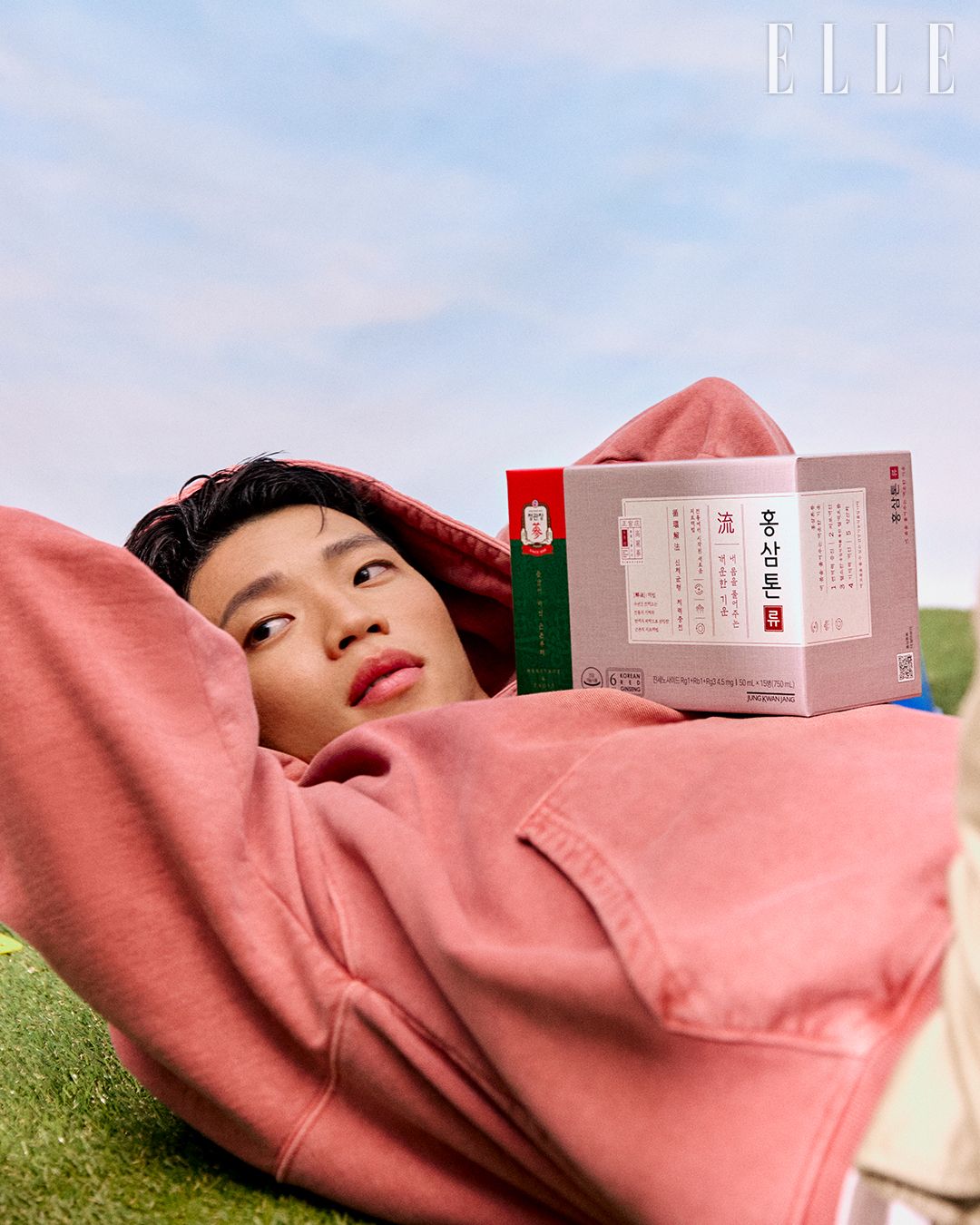 누적된 피로를 개선하고 개운한 기운을 전하는 홍삼톤류, 50ml, 15병, 9만9천원, Jung Kwan Jang. 핑크 피그먼트 후디는 Original Garments by FWS. 베이지 치노 팬츠는 Human Made.