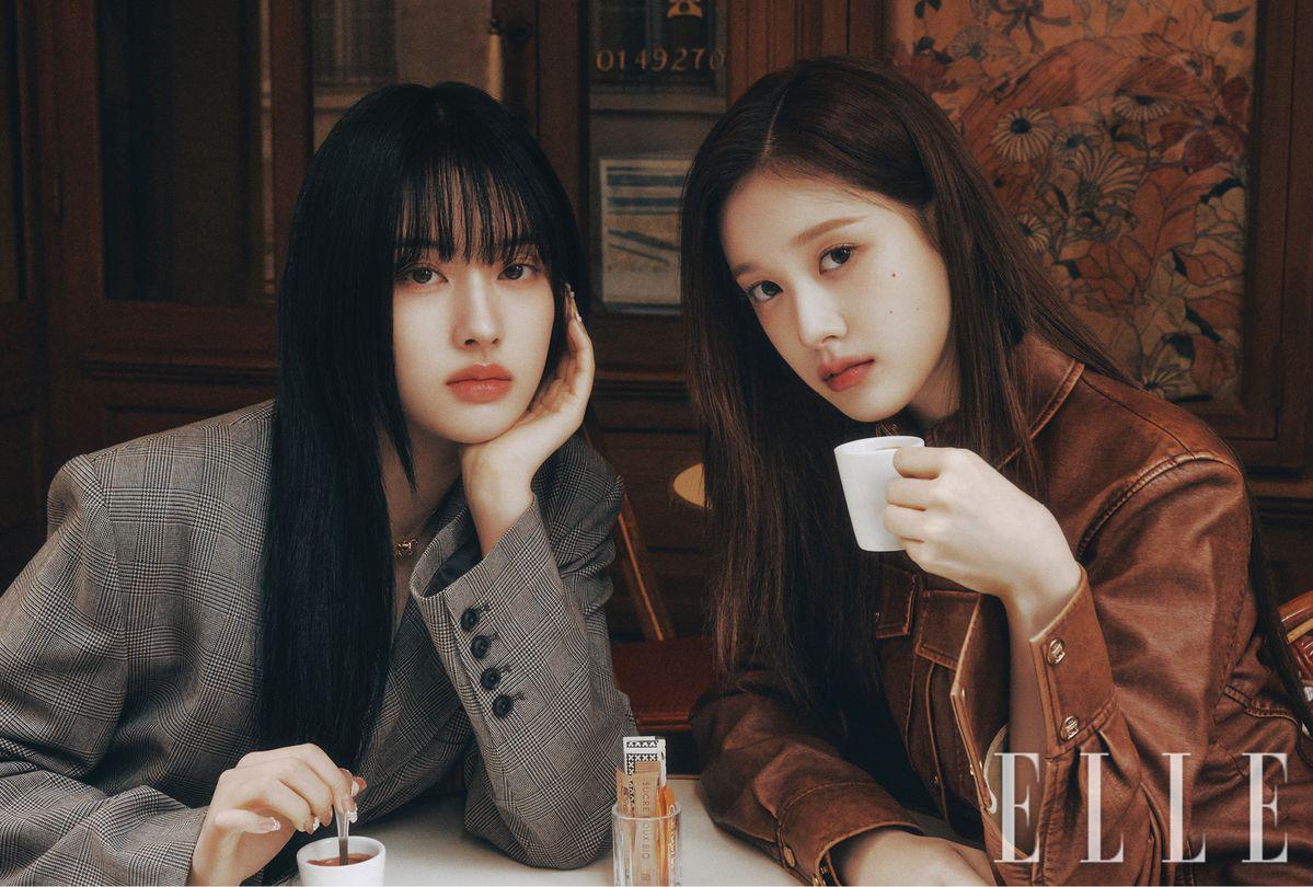 윤이 입은 테일러드 체크 재킷은 Leha. 홀스 참 장식의 네크리스는 Marni. 재이가 입은 가죽 셔츠는 YCH.