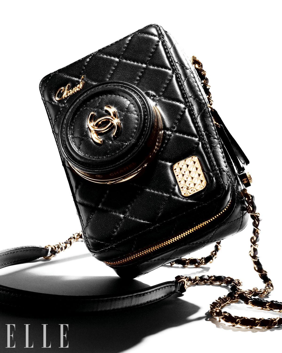 카메라 모양의 퀼팅 숄더백은 가격 미정, Chanel.