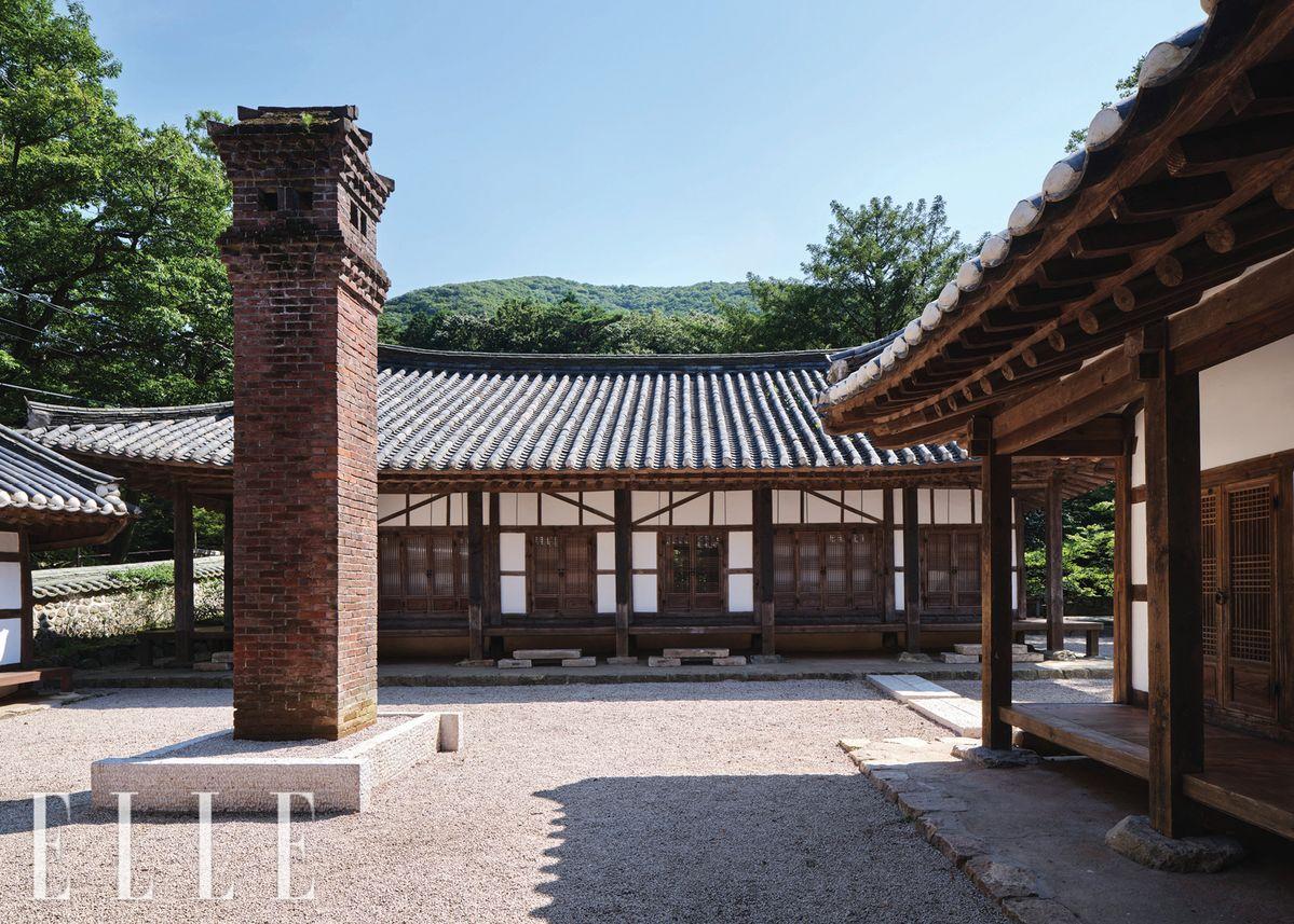 유선관의 마당. 조악한 조경과 바닥의 블록을 걷어내고 마사토와 자갈을 깔아 정돈했다.