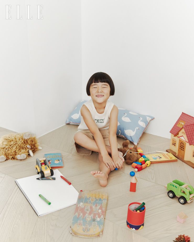 아이보리 더블유 슬리브리스 톱은 3만9천원, 베이지 린넨 쇼츠는 7만9천원, 모두 Marithé Enfant. 