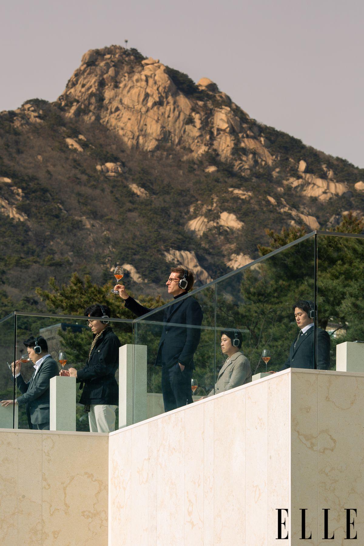돔 페리뇽 리빌레이션 행사에서, 로제 2009가 담긴 잔을 들고 서있는 뱅상 샤프롱.