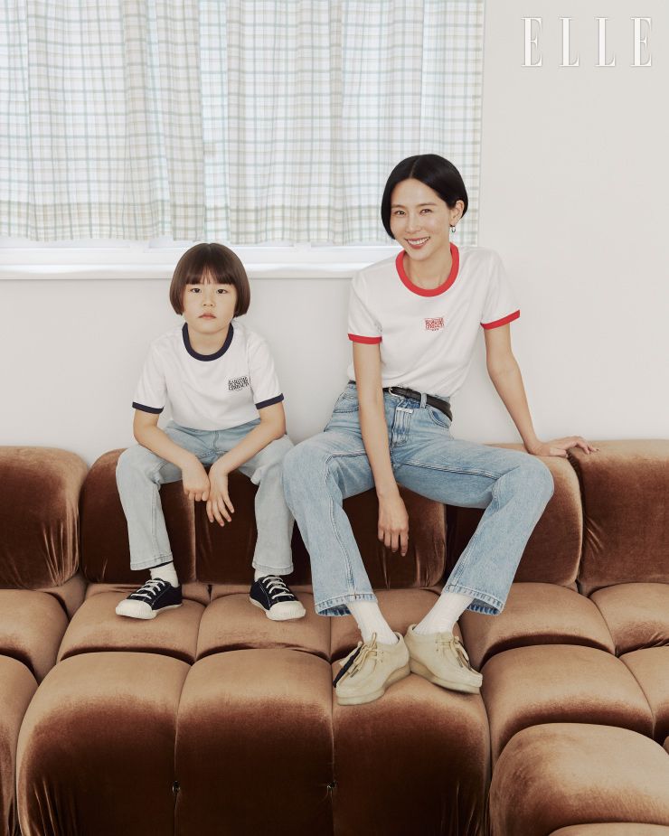 신우가 입은 화이트 클래식 로고 링거 티셔츠는 3만9천원, 라이트 블루 엑스 포켓 테이퍼드 데님 팬츠는 8만9천원, 네이비 벨크로 캔버스 스니커즈는 6만9천원, 모두 Marithé Enfant. 양말은 스타일리스트 소장품. 나영이 입은 화이트 레드 클래식 로고 링거 티셔츠는 4만9천원, 라이트 블루 슬림 스트레이트 데님 팬츠는 14만9천원, 모두 Marithé François Girbaud. 양말과 로퍼는 모두 스타일리스트 소장품. 