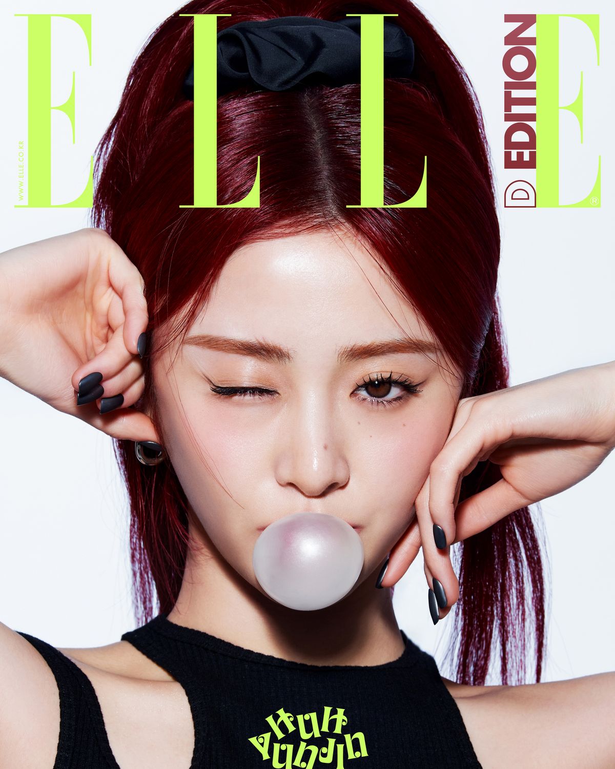재킷은 Acne Studios. 톱은 Meenderi. 팬츠는 Ean Jo. 슈즈는 Diesel. 이어링은 Portrait Report. 헤어 크런치는 Lucir Zu.