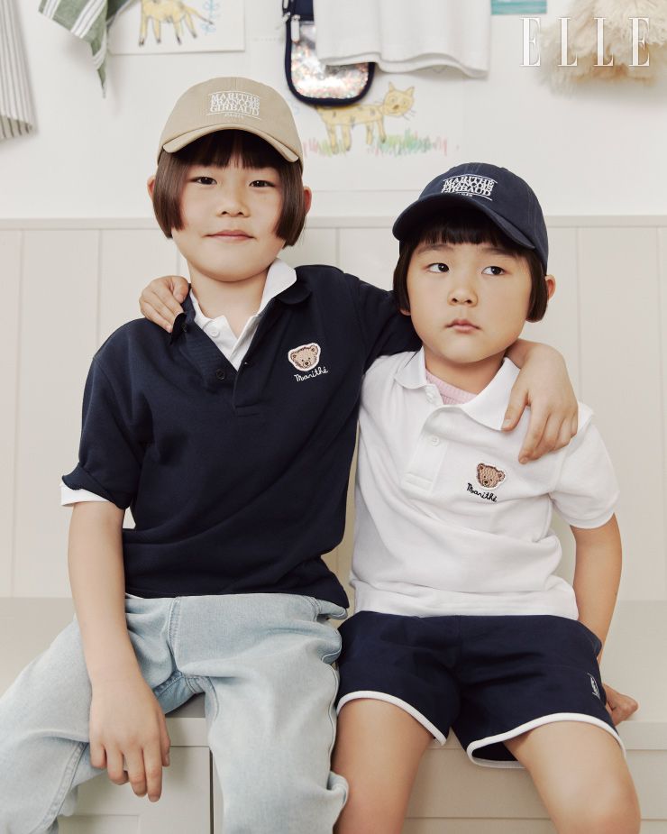 신우가 레이어드해서 입은 화이트, 네이비 피케 카라 티셔츠는 각각 5만9천원, 라이트 블루 엑스 포켓 테이퍼드 데님 팬츠는 8만9천원, 베이지 클래식 로고 캡은 4만5천원, 이준이 입은 화이트 피케 카라 티셔츠는 5만9천원, 이너로 착용한 핑크 더블유 슬리브리스는 3만9천원, 네이비 저지 스웨트 쇼츠는 5만9천원, 네이비 클래식 로고 캡은 4만5천원, 모두 Marithé Enfant. 