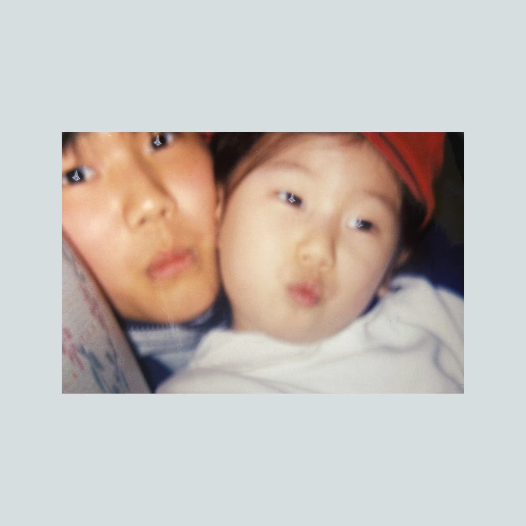 어릴 적부터 장난기가 가득했던 9살 차이 남매. 