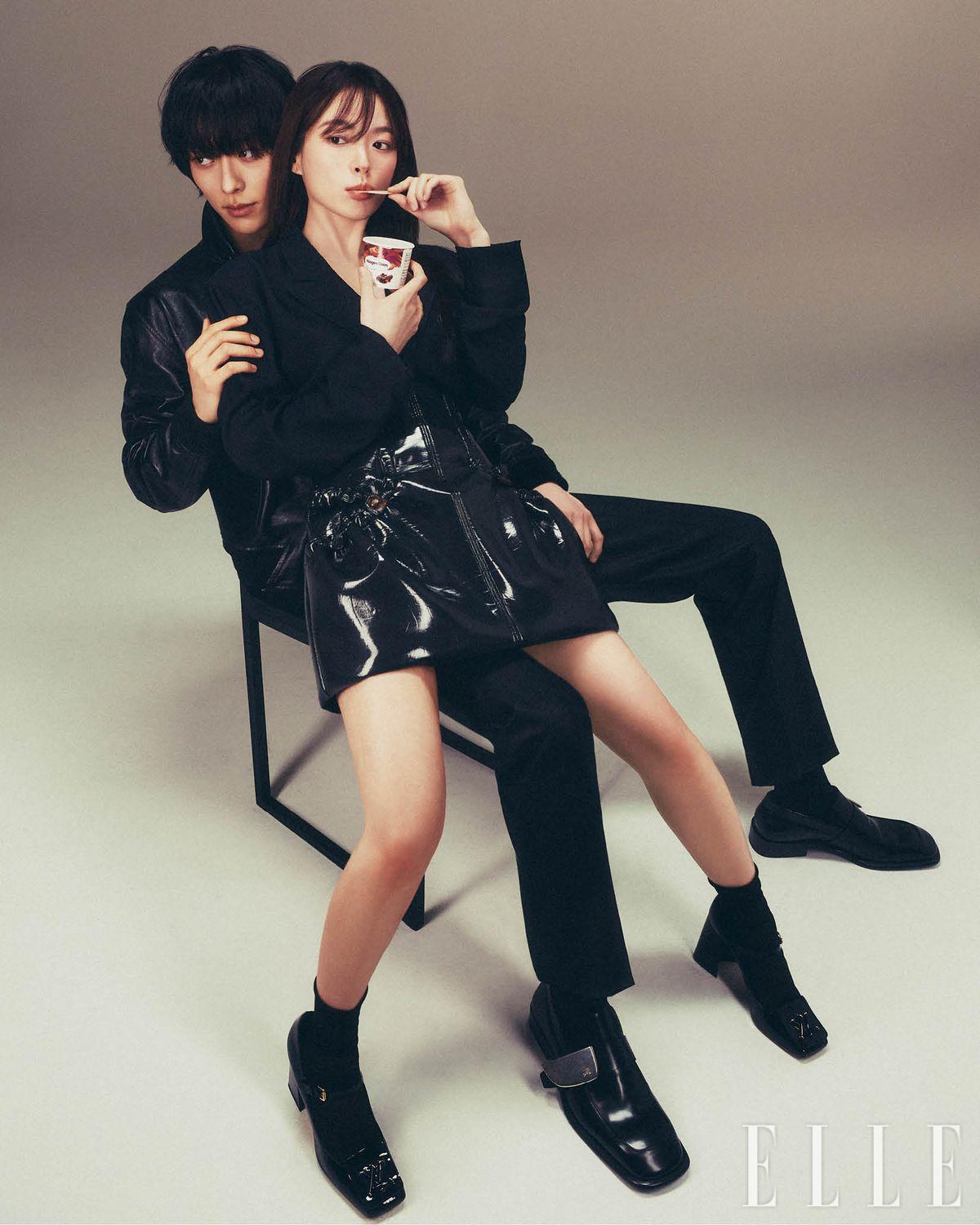 천우희가 입은 재킷과 블랙 미니스커트, 슬링백 펌프스는 Louis Vuitton. 블랙 삭스는 스타일리스트 소장품. 장기용이 입은 재킷은 Bally. 팬츠는 Valentino. 슈즈는 Burberry.